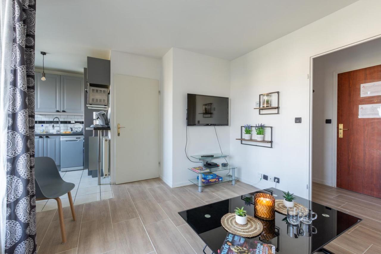 Family Travel Paris Apartment บุสซี-แซ็ง-ฌอร์ฌ ภายนอก รูปภาพ